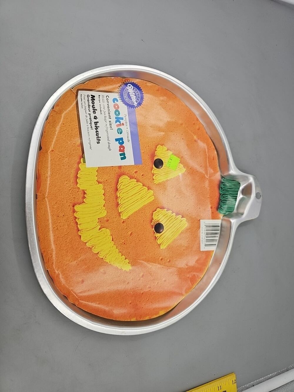 Wilton Pumpkin Citrouille Cookie Pan - Convenient Size